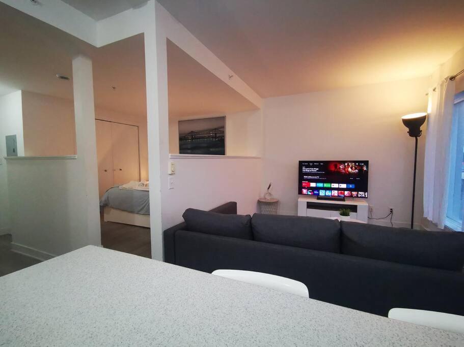 Lovely Studio In Longueuil, Near Downtown Montreal Apartment Bagian luar foto